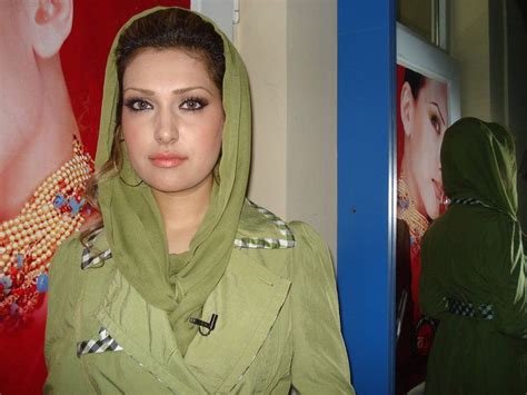 Nice Drees Afghan Girl Mozhdah Jamalzadah Frau Einfache Frisuren