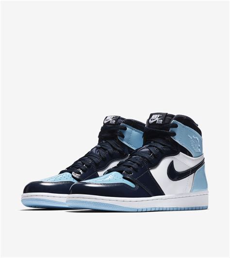 While overshadowed by its taller counterpart, the air jordan 1 mid has garnered a lot of attention throughout 2020 due to its impressive range. nike air jordan 1 blu e bianche