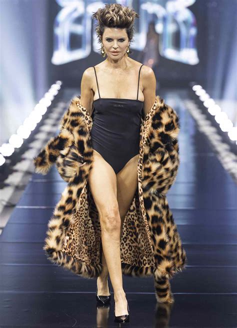 Lisa Rinna Wears Bowl Cut At Paris Fashion Week And Fans React