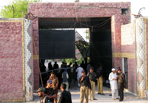 Pakistani Taliban Assault Prison Freeing Almost 400 The New York Times