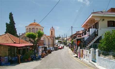 80 km von der stadt rhodos entfernt ist das dorf an der westküste und am fuße des berges akramatis errichtet worden. rhodos