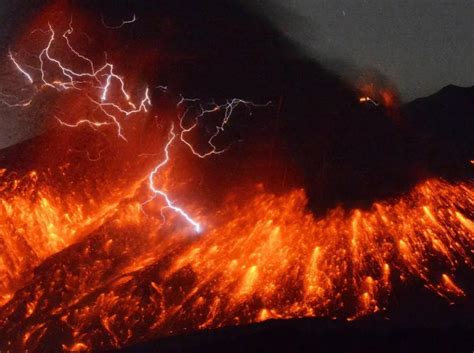 Volcanoes Can Produce Lightning During An Eruption Ash Can Pick Up