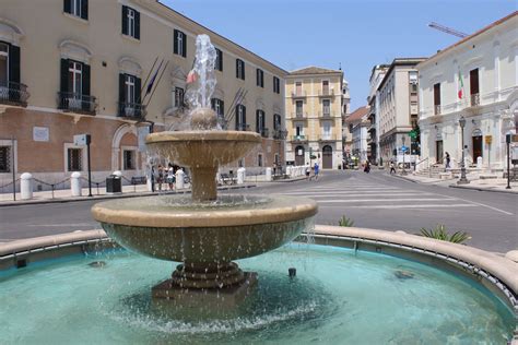 Foggia is the main city of a plain called tavoliere, also known as the granary of italy. Meteo Foggia, punte di 40 gradi. Città deserta (FOTO ...