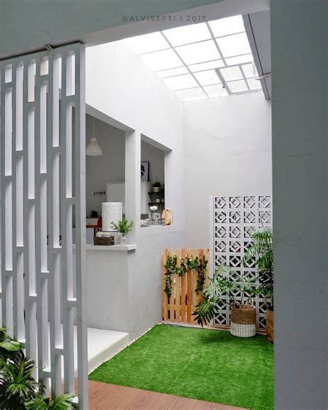 Pembangunan rumah dengan konsep minimalis bukan hanya menjadi pilihan masyarakat perkotaan saja. Yuk, Intip Cantiknya Rumah Kecil Minimalis Bertema Monokrom!