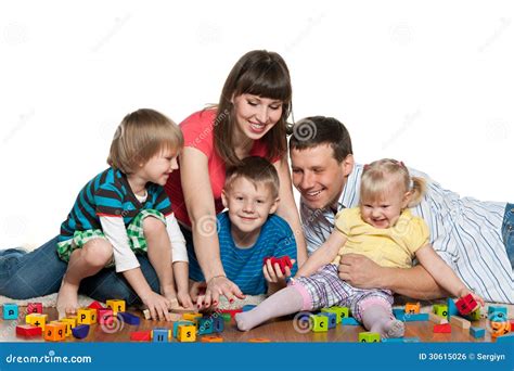 La Familia Está Jugando Con Los Niños En El Piso Foto De Archivo