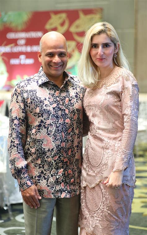 Este es un título reservado para personas que han contribuido significativamente para la sociedad, pero no es un título federal sino otorgado a nivel estatal. Datuk Mohd Omar Mustapha & Dato' Sri Rozita Ramelan's Hari ...