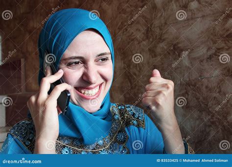 Lycklig Arabisk Muslimkvinna Med Mobilen Fotografering för Bildbyråer