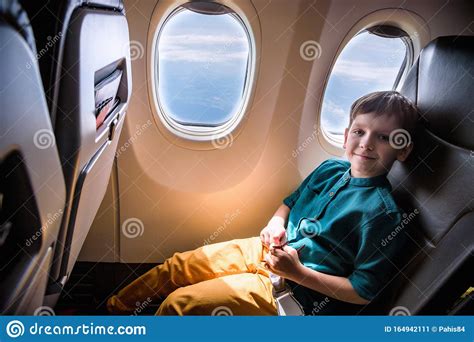 Cute Kleiner Junge Der Mit Dem Flugzeug Reist Kinder Die Mit Dem