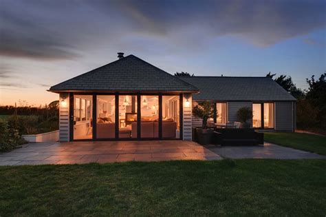 Seaside Bungalow Renovation Woodford Architecture 19 1 Kindesign