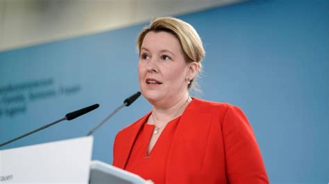 Franziska giffey (née süllke, born 3 may 1978) is a german politician of the social democratic party (spd) who served as minister for family affairs, senior citizens, women and youth in the government of chancellor angela merkel from 2018 until 2021. Franziska Giffey: Rücktritt als Familienministerin - wer ...