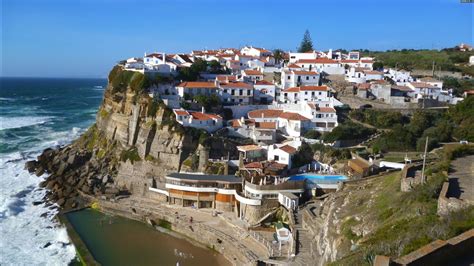 Португалия притежава богато, моряшко минало, превъзходни плажни курорти и пейзаж, увенчан с маслинови горички, лозя и житни полета. Португалия Фото Картинки