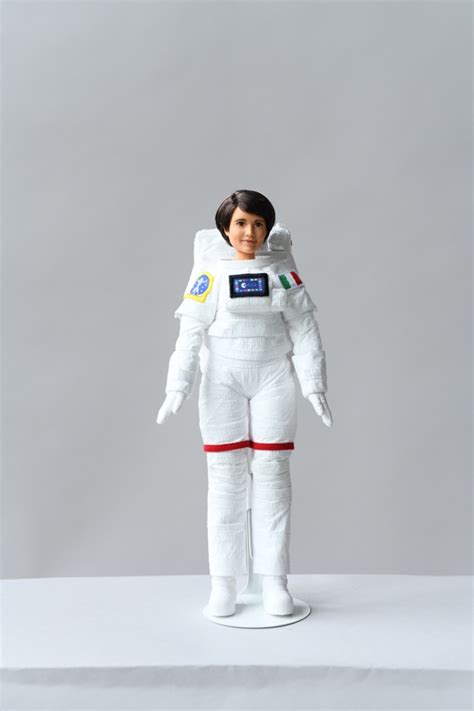 Mattel sta creando una nuova barbie con le sembianze dell'astronauta samantha cristoforetti che spingerà le bambine a interessarsi alla scienza. Barbie doll makers team up with European Space Agency to ...