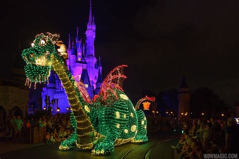 Main Street Electrical Parade final performance - Photo 8 of 11