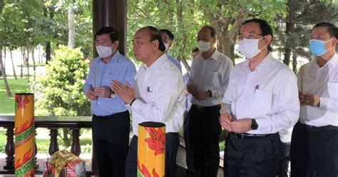 Lần gần nhất là vào ngày 23 tháng 9 năm 2018, khi chủ tịch nước trần đại quang qua đời, bà đặng thị ngọc thịnh, phó chủ tịch nước đương nhiệm, giữ quyền chủ tịch nước 1 tháng cho đến khi quốc hội việt nam khóa 14 bầu chủ tịch nước mới là ông nguyễn phú. Chủ tịch nước Nguyễn Xuân Phúc viếng cố Thủ tướng Phan Văn ...