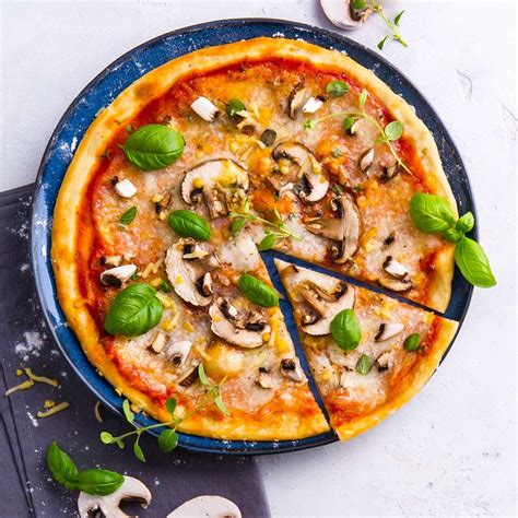 Abbildung des Rezepts Pizza Funghi in 2021 | Portionen, Pizza funghi ...