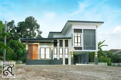 Split level homes offer living space on multiple levels separated by short flights of stairs up or down. Split-level modern house with three bedrooms - Ulric Home ...