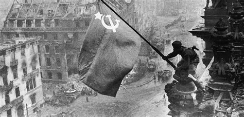 Soldier Raising Soviet Flag Over Reichstag Le Cap