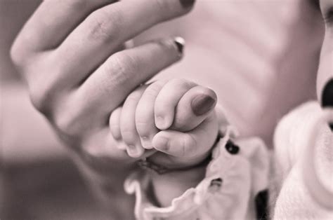 รูปภาพ ชาย คน ดำและขาว การถ่ายภาพ ความรัก นิ้ว เด็ก การถือครอง ทารก จับมือ ใกล้ชิด