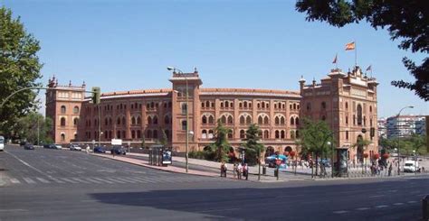 Recorriendo La Calle De Alcalá La Más Larga De Madrid