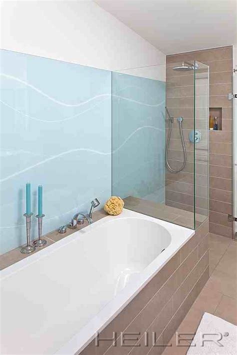 Der anschluss aus glas zwischen dusche und badewanne. Rückwand aus Glas im Privatbad | Badezimmer, Badewanne mit ...