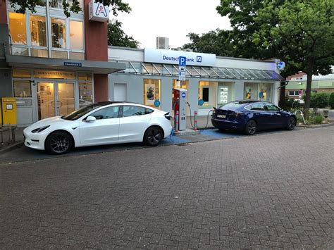 Bewerten sie jetzt diese bank. Hamburg Energie Schnarchlader in front of Deutsche Bank ...