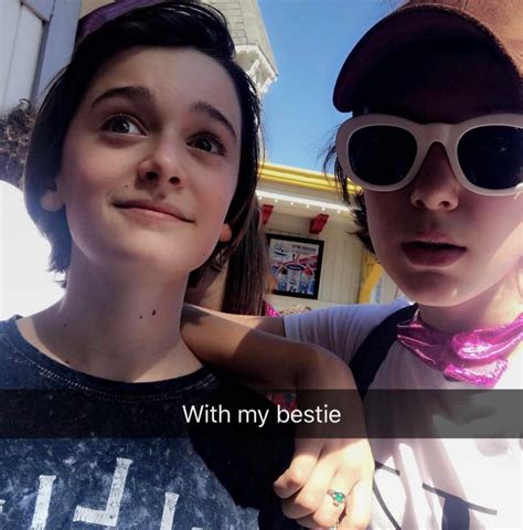 15 adorable pictures of stranger things cast spending time together playjunkie