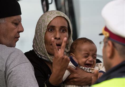 European Refugee Crisis Thousands Arrive In Austria In Buses From
