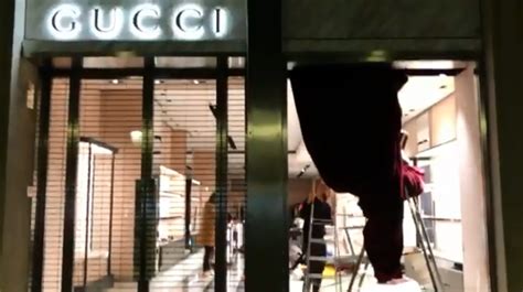 Barcelona Espectacular Robo Por Alunizaje En La Tienda Gucci De Paseo