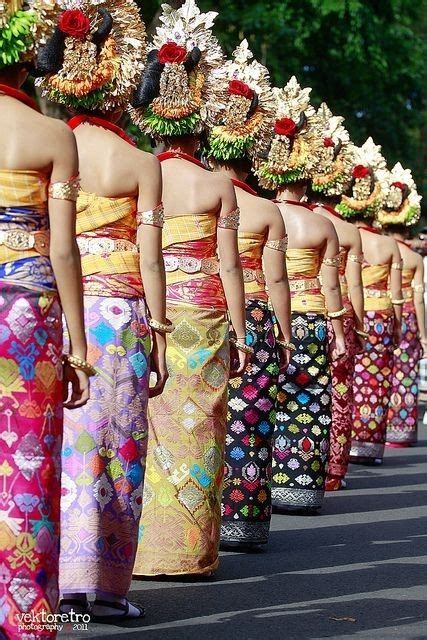 Bali The Traditional Balinese Dress Is Similar To The Indian Sari But