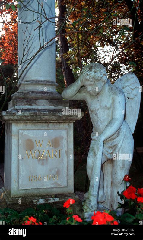Biedermeierfriedhof Grab Von Wolfgang Amadeus Mozart Stock Photo Alamy