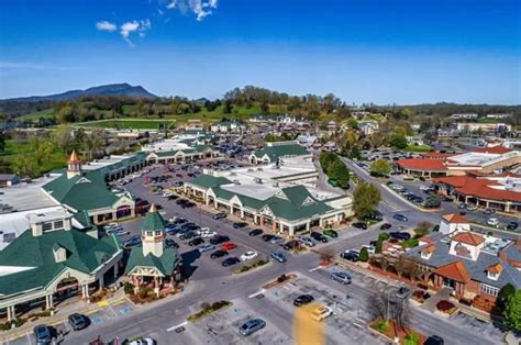 The 2 Best Outlet Malls In Pigeon Forge And Gatlinburg Smoky Mountain Opry