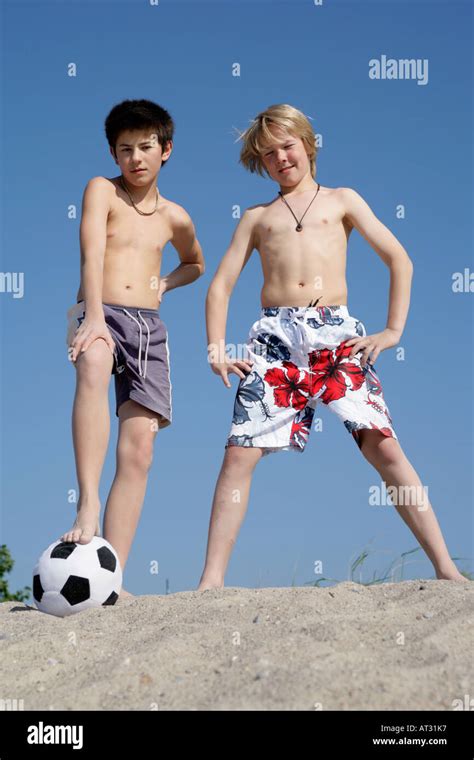 Zwei Jungen Mit Einem Fußball Posiert Am Strand Stockfoto Bild