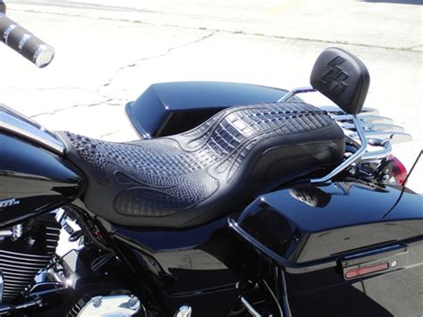 The feature list of street glide includes abs, pass switch, side reflectors, leg guards, street, road, touring riding modes and engine check warning in terms of safety. Street Glide Harley Davidson Custom Seat FLHX