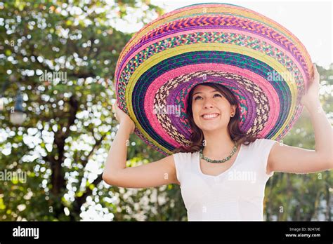 mexican woman wearing sombrero hat stockfotos und bilder kaufen alamy