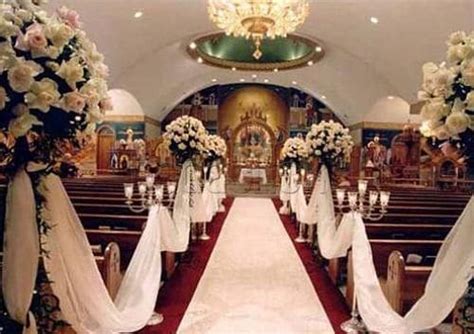 Casarse en una iglesia cuesta dinero, sí, y no me refiero al presupuesto normal que se tiene sobre una boda. La decoración de la iglesia para una boda