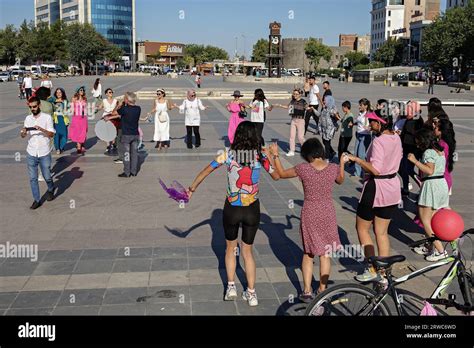 Les Participants Ont Vu Danser Sur La Place De La Ville Pendant L