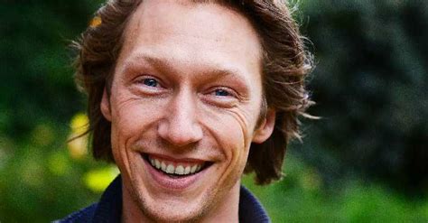 Vi följer deras excessfyllda liv. Simon J Berger: "Jag var nördig och passade inte in ...