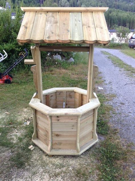 Building a wooden wishing well is easy, if you use proper woodworking projects and choose the location in your garden. Hagebrønn | Blomsterkasser, Treprosjekter, Diy utemøbler