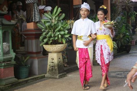 Jenis Pakaian Adat Bali Berdasarkan Tingkatanya Guratgarut