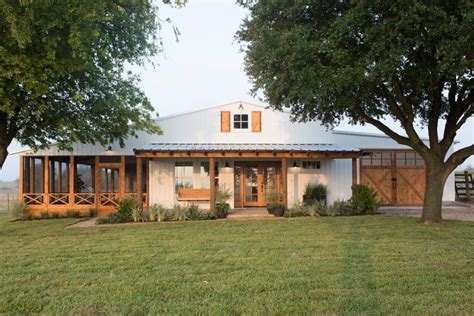 Fixer Upper The All American Farmhouse Hgtvs Fixer Upper With Chip