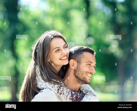 Paar Mann Und Frau Spaß Huckepack Im Park Glücklich Lächelnde Freund Und Freundin Genießen Jede