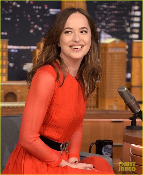 Dakota Johnson Can T Stop Laughing During Mad Lib Theater With Jimmy