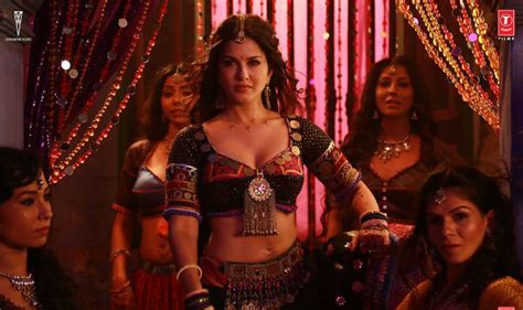 Sunny Leone Looks Sizzling Hot In The New Baadshaho Song Piya More