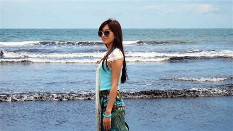 Model Yu Thandar Tins Beach Fashion