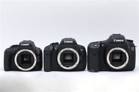 First images of the upcoming canon eos kiss x7 digital slr camera is now online and below are the picture of it. 写真で見る世界最小最軽量のEOS Kiss X7 - そのサイズを実際に比べてみる | Creative Now編集部