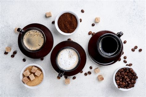 Lay Flat De Tazas De Café En La Mesa Foto Gratis