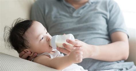 Hal pertama yang harus dilakukan untuk membeli susu formula untuk pengganti asi adalah memastikan kandungan yang ada di. 7 Bahaya Susu Formula Untuk Bayi Baru Lahir. Moms Wajib ...