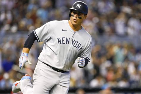 new york yankees re sign anthony rizzo