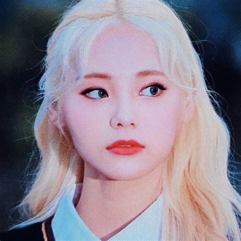 Loona Jinsoul © Blue Light Singing In The Rain Odd Eyes Only Girl
