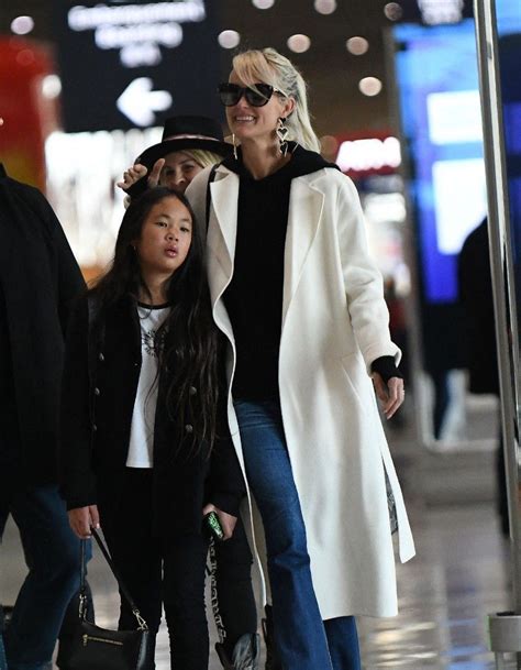 Dans un entretien accordé au journal du dimanche paru ce 1er décembre, la mère de jade et joy a décidé d'officialiser sa nouvelle relation. Laeticia Hallyday : son couple avec Pascal Balland ...